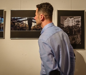 Wernisaże dzień po dniu: Gabriela Półkoszek / Jan Pękala - Publiczność oglądająca wystawę.