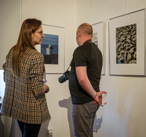 Wernisaże dzień po dniu: Gabriela Półkoszek / Jan Pękala - Publiczność oglądająca wystawę.