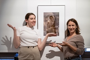 Wernisaże dzień po dniu: Ewa Serafińska / Rafał Koścień - Publiczność oglądająca wystawę.