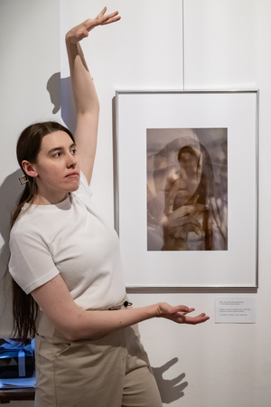 Wernisaże dzień po dniu: Ewa Serafińska / Rafał Koścień - Publiczność oglądająca wystawę.