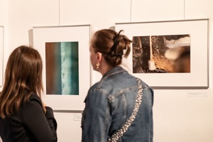 Wernisaże dzień po dniu: Ewa Serafińska / Rafał Koścień - Publiczność oglądająca wystawę.