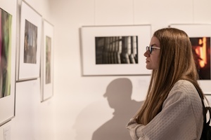 Wernisaże dzień po dniu: Ewa Serafińska / Rafał Koścień - Publiczność oglądająca wystawę.