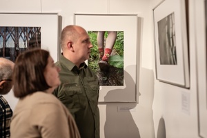 Wernisaże dzień po dniu: Ewa Serafińska / Rafał Koścień - Publiczność oglądająca wystawę.