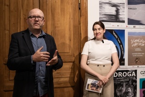 Wernisaże dzień po dniu: Ewa Serafińska / Rafał Koścień - Prezes Tarnowskiego Towarzystwa Fotograficznego oraz autorka wystawy Ewa Serafińska.