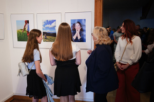Wernisaże dzień po dniu: zbiorowa wystawa uczestników grupy otwARTej Pracowni Fotograficznej - Publiczność oglądająca wystawę.