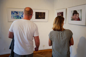 Wernisaże dzień po dniu: zbiorowa wystawa uczestników grupy otwARTej Pracowni Fotograficznej - Publiczność oglądająca wystawę.