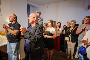 Wernisaże dzień po dniu: zbiorowa wystawa uczestników grupy otwARTej Pracowni Fotograficznej - Publiczność podczas otwarcia wystawy zbiorowej.