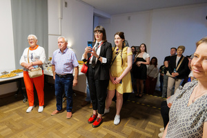 Wernisaże dzień po dniu: zbiorowa wystawa uczestników grupy otwARTej Pracowni Fotograficznej - Publiczność podczas otwarcia wystawy zbiorowej.