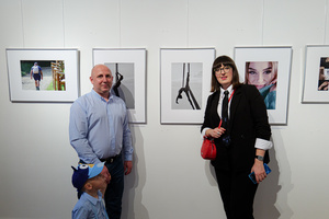 Wernisaże dzień po dniu: zbiorowa wystawa uczestników grupy otwARTej Pracowni Fotograficznej - Publiczność oglądająca wystawę.