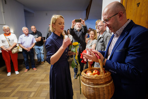 Wernisaże dzień po dniu: zbiorowa wystawa uczestników grupy otwARTej Pracowni Fotograficznej - Publiczność podczas otwarcia wystawy zbiorowej.