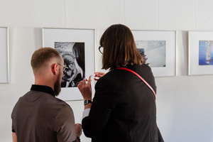 Wernisaże dzień po dniu: zbiorowa wystawa uczestników grupy otwARTej Pracowni Fotograficznej - Publiczność oglądająca wystawę.