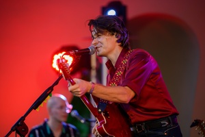 38. TNF - Dzień 1 (31.05.2024) - Na amfiteatralnej scenie śpiewający i grający na gitarze Tomek Ziętek