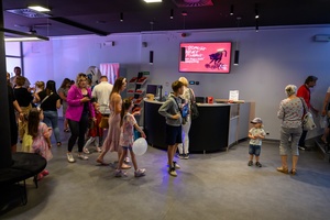 38. TNF - Dzień 2 (1.06.2024) - Dzieci z opiekunami w holu Marzenia przed projekcją