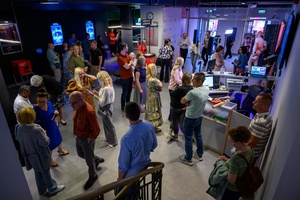 38. TNF - Dzień 4 (3.06.2024) - Festiwalowa publiczność w oczekiwaniu na film w holu Marzenia