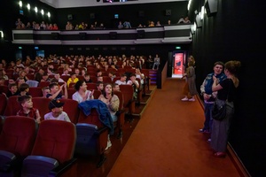 38. TNF - Dzień 6 (5.06.2024) - Młodzi widzowie na sali kinowej w oczekiwaniu na film "Za duży na bajki 2"