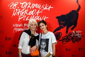 38. TNF - Dzień 6 (5.06.2024) - Festiwalowiczki na tle ścianki festiwalowej w holu Marzenia