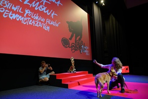 38. TNF - Dzień 6 (5.06.2024) - Na scenie Olga Chajdas z Nioki wykonująca selfie z widownią