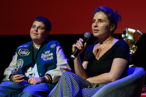 38. TNF - Dzień 6 (5.06.2024) - Na scenie Marzenia Kuba Armata prowadzący spotkanie z aktorem Maciejem Karasiem i scenarzystką Agnieszką Dąbrowską po filmie "Za duży na bajki 2"