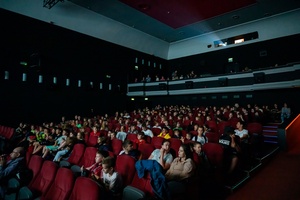 38. TNF - Dzień 6 (5.06.2024) - Młodzi widzowie na sali kinowej w oczekiwaniu na film "Za duży na bajki 2"