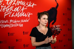 38. TNF - Dzień 6 (5.06.2024) - Autorka scenariusza filmu "Za duży na bajki 2" Agnieszka Dąbrowska na tle ścianki festiwalowej w Marzeniu