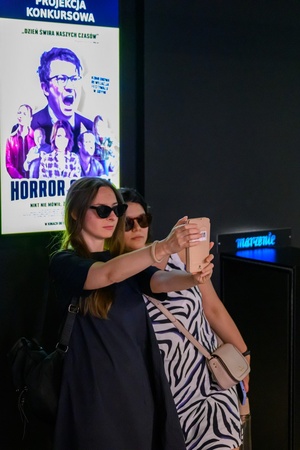 38. TNF - Dzień 6 (5.06.2024) - Festiwalowiczki w holu kina Marzenie