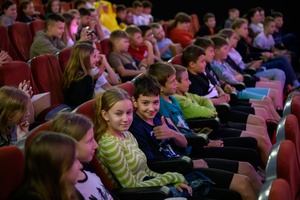 38. TNF - Dzień 6 (5.06.2024) - Młodzi widzowie w sali kinowej w trakcie spotkania z twórcami filmu "Za duży na bajki 2"