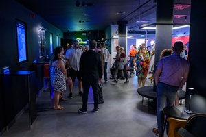 38. TNF - Dzień 6 (5.06.2024) - Festiwalowicze w holu kina Marzenie