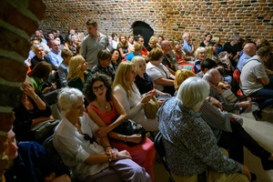 38. TNF - Dzień 8 (7.06.2024) - Publiczność zgromadzona w Piwnicach TCK w oczekiwaniu na spektakl "Stramerowie"