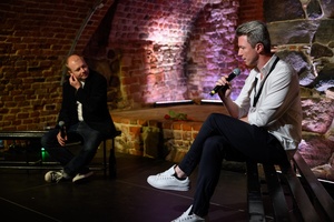 38. TNF - Dzień 8 (7.06.2024) - Na scenie Piwnic TCK reżyser sztuki "Stramerowie" w rozmowie z Arturem Zaborskim podczas spotkania z publicznością po spektaklu