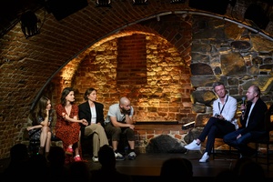 38. TNF - Dzień 8 (7.06.2024) - Na piwnicznej scenie od lewej: obsada aktorska spektaklu Karolina Bruchnicka, Weronika Humaj, Zuzanną Lit i Józef Pawłowski, Artur Zaborski prowadzący spotkanie i reżyser Tomasz Cyz