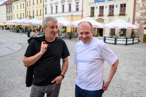 38. TNF - Dzień 8 (7.06.2024) - Przewodniczący Jury 38. TNF Paweł Łoziński i reżyser spektaklu "Stramerowie" Tomasz Cyz przed siedzibą TCK