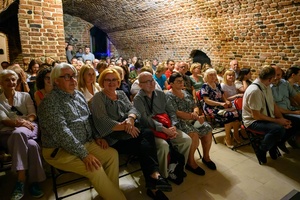 38. TNF - Dzień 8 (7.06.2024) - Publiczność zgromadzona w Piwnicach TCK w oczekiwaniu na spektakl "Stramerowie"