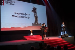 38. TNF - Dzień 9 (8.06.2024) - Na scenie przedstawiciele Jury Młodzieżowego 38. TNF ogłaszający swój werdykt