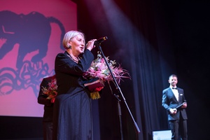 38. TNF - Dzień 9 (8.06.2024) - Na scenie odznaczeni medalami Gloria Artis z posłanką Urszulą Augustyn