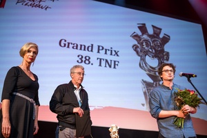 38. TNF - Dzień 9 (8.06.2024) - Na scenie Marzenia prezydent Tarnowa Agnieszka Kawa i przewodniczący Jury 38. TNF Paweł Łoziński i Laureat Grand Prix 38. TNF Maciej Hamela za film "Skąd dokąd"
