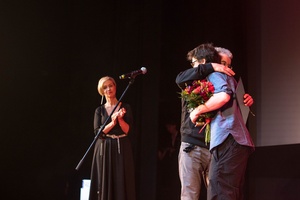 38. TNF - Dzień 9 (8.06.2024) - Na scenie Marzenia prezydent Tarnowa Agnieszka Kawa i przewodniczący Jury 38. TNF Paweł Łoziński i Laureat Grand Prix 38. TNF Maciej Hamela za film "Skąd dokąd"