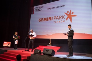 38. TNF - Dzień 9 (8.06.2024) - Na scenie Marzenia juror Wojciech Kolankiewicz odczytuje werdykt I nagrody specjalnej