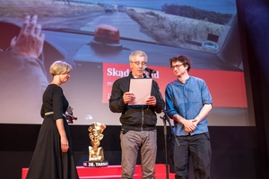 38. TNF - Dzień 9 (8.06.2024) - Na scenie Marzenia prezydent Tarnowa Agnieszka Kawa i przewodniczący Jury 38. TNF Paweł Łoziński i Laureat Grand Prix 38. TNF Maciej Hamela za film "Skąd dokąd"