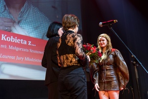 38. TNF - Dzień 9 (8.06.2024) - Na scenie przedstawiciele Jury Młodzieżowego 38. TNF wręczają nagrodę "Kamerzysta" na ręce aktorki Bogumiły Bajor za nagrodzony film "Kobieta z..."