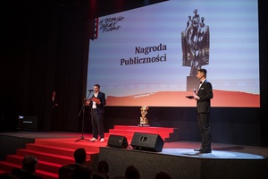 38. TNF - Dzień 9 (8.06.2024) - Na scenie Marzenia konferansjer Sebastian Szafarz i dyr. artystyczny 38. TNF Kuba Armata odczytujący werdykty Nagrody Publiczności