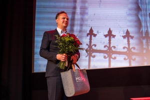 38. TNF - Dzień 9 (8.06.2024) - Na scenie Marzenia przedstawiciel MGGP S.A. gotowy do wręczenia II Nagrody Specjalnej 38. TNF