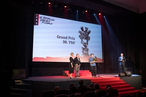 38. TNF - Dzień 9 (8.06.2024) - Na scenie Marzenia prezydent Tarnowa Agnieszka Kawa i przewodniczący Jury 38. TNF Paweł Łoziński i Laureat Grand Prix 38. TNF Maciej Hamela za film "Skąd dokąd"