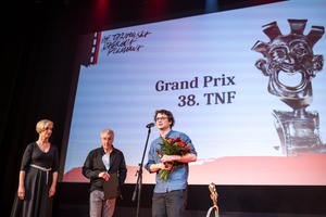 38. TNF - Dzień 9 (8.06.2024) - Na scenie Marzenia przewodniczący Jury 38. TNF Paweł łoziński i Laureat Grand Prix 38. TNF Maciej Hamela za film "Skąd dokąd"