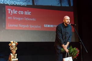 38. TNF - Dzień 9 (8.06.2024) - Na scenie Marzenia Laureat I Nagrody Specjalnej Grzegorza Dębowski, reżysera filmu "Tyle co nic". Nagroda ufundowana przez Gemini Park Tarnów