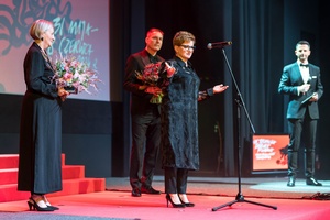 38. TNF - Dzień 9 (8.06.2024) - Na scenie odznaczeni medalami Gloria Artis z posłanką Urszulą Augustyn