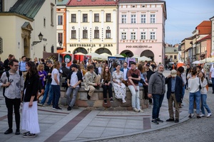 Wystawa: 5. Konfrontacje Plakatu Studenckiego - Publiczność słuchająca przemów podczas otwarcia na tarnowskim Rynku.