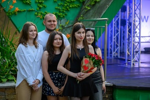 Koncert S.M.Rock - Uczennica S.M.Rock z kwiatami od przyjaciół po ostatnim występie.