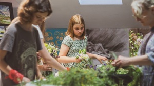 Wernisaż wystawy - Letnie Przesilenie - Pracownia Plastyczna TCK, otwarcie ekspozycji oraz wspólne wyplatanie wianków.