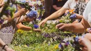 Wernisaż wystawy - Letnie Przesilenie - Pracownia Plastyczna TCK, otwarcie ekspozycji oraz wspólne wyplatanie wianków.