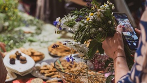 Wernisaż wystawy - Letnie Przesilenie - Pracownia Plastyczna TCK, otwarcie ekspozycji oraz wspólne wyplatanie wianków.